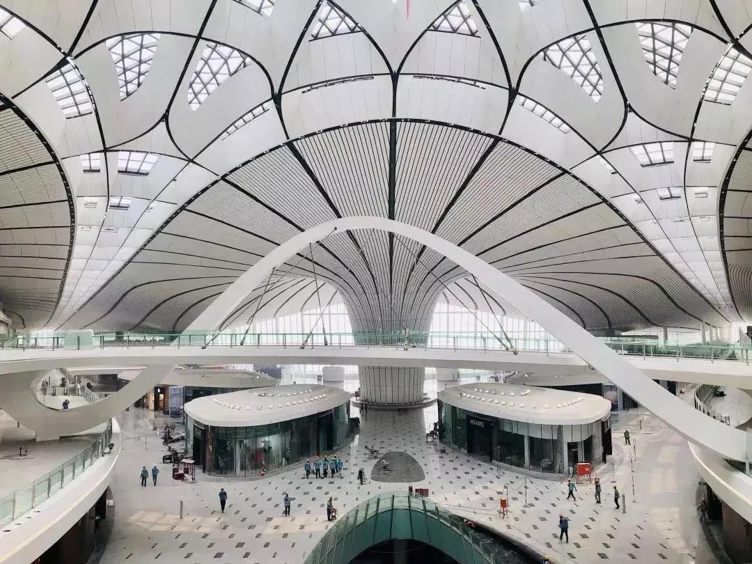 俯瞰北京大兴机场数万灯光点亮凤凰