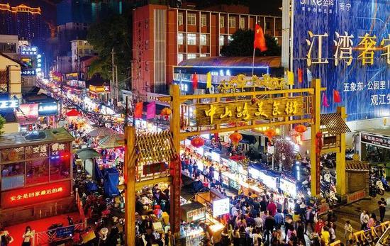 中山路美食街入夜车水马龙