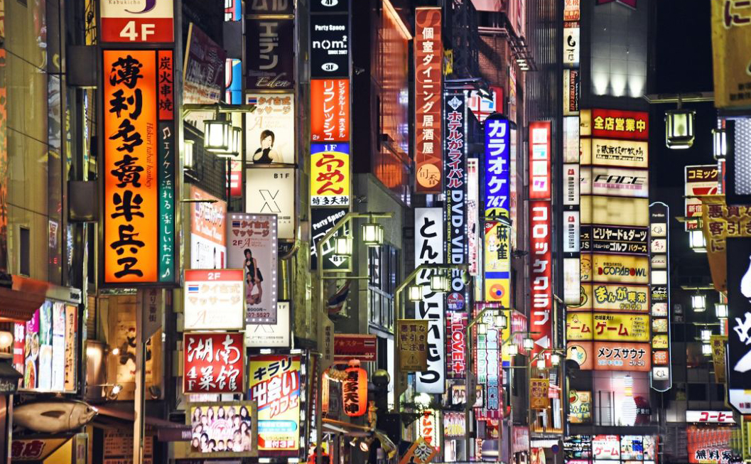 日本秋叶原肆意张扬"探出头"来的店招,成为其特立独行的城市标识.
