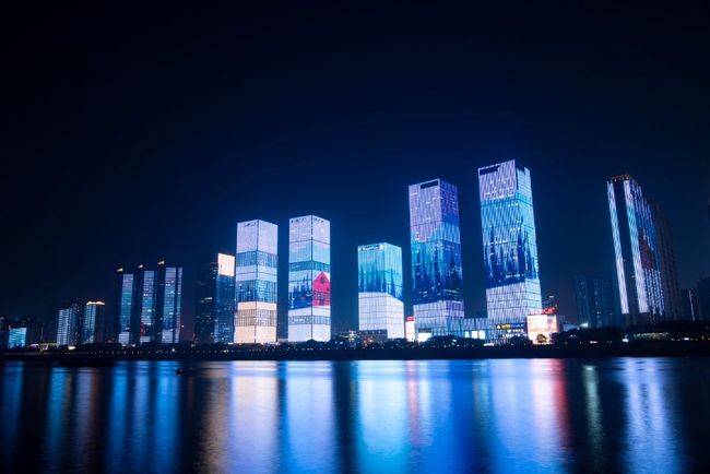 根据计划,长沙"一江两岸"城市照明提质建设将按照"增亮,补齐,提质