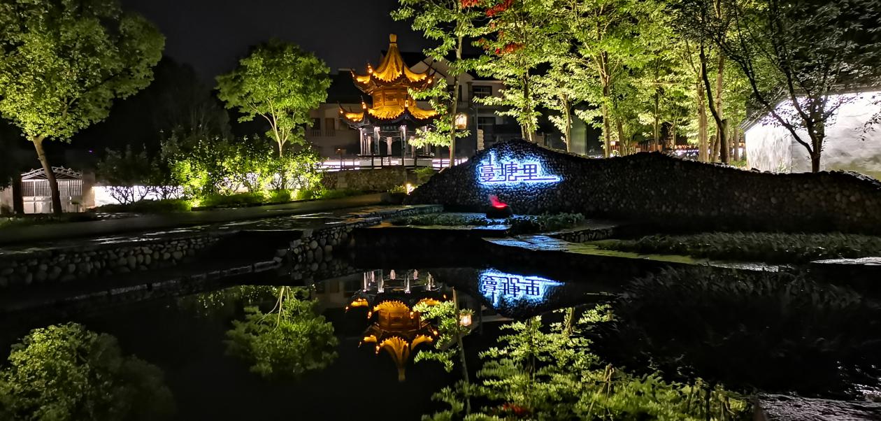是"金山银山就是绿水青山"的美丽乡村典范地,而随着夜景的打造,安吉的