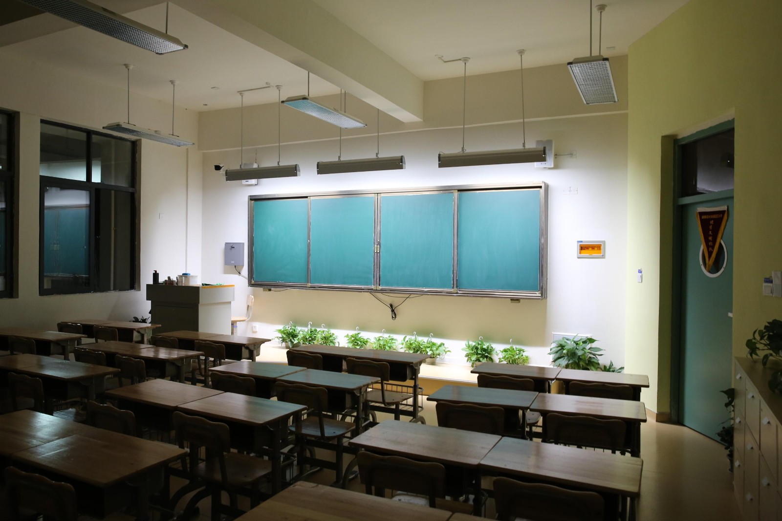 通过合理布置灯具的安装位置,解决学校教室照度均匀度不均,眩光危害等