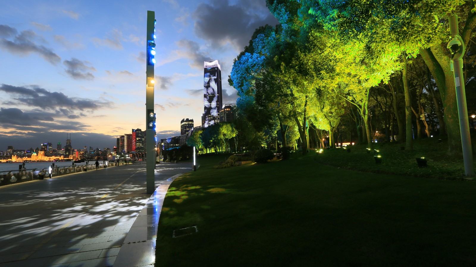 树木照明使用灯具颜色可调,通过色彩的组合也可实现"枫红映浦江,树影