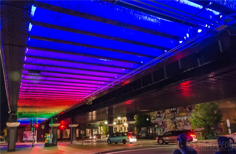 多彩的灯光艺术通道