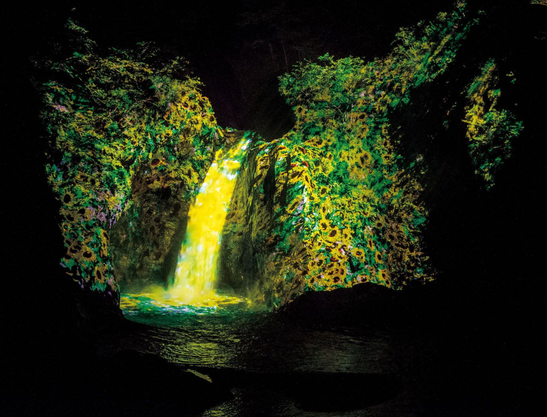 深山中的灯光投影生命永恒瀑布