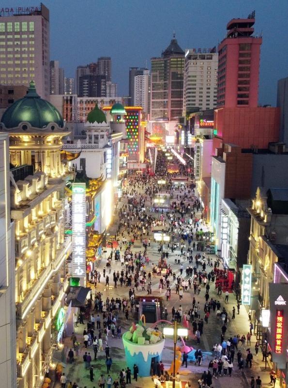 中街步行街夜景.李浩攝