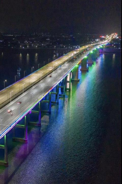 广东肇庆大桥夜景灯光"换新装"