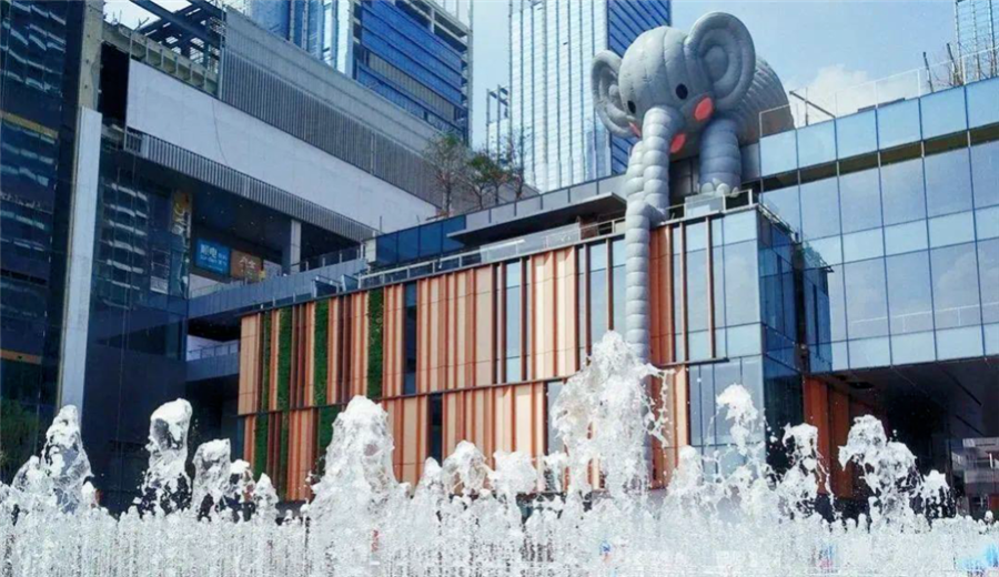 深圳万象天地打造的永久性大型艺术装置,它是目前全球最长象鼻的大象